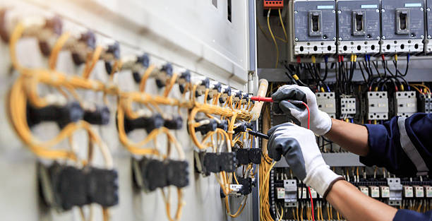 Professional Electrician technician working in Justice, IL